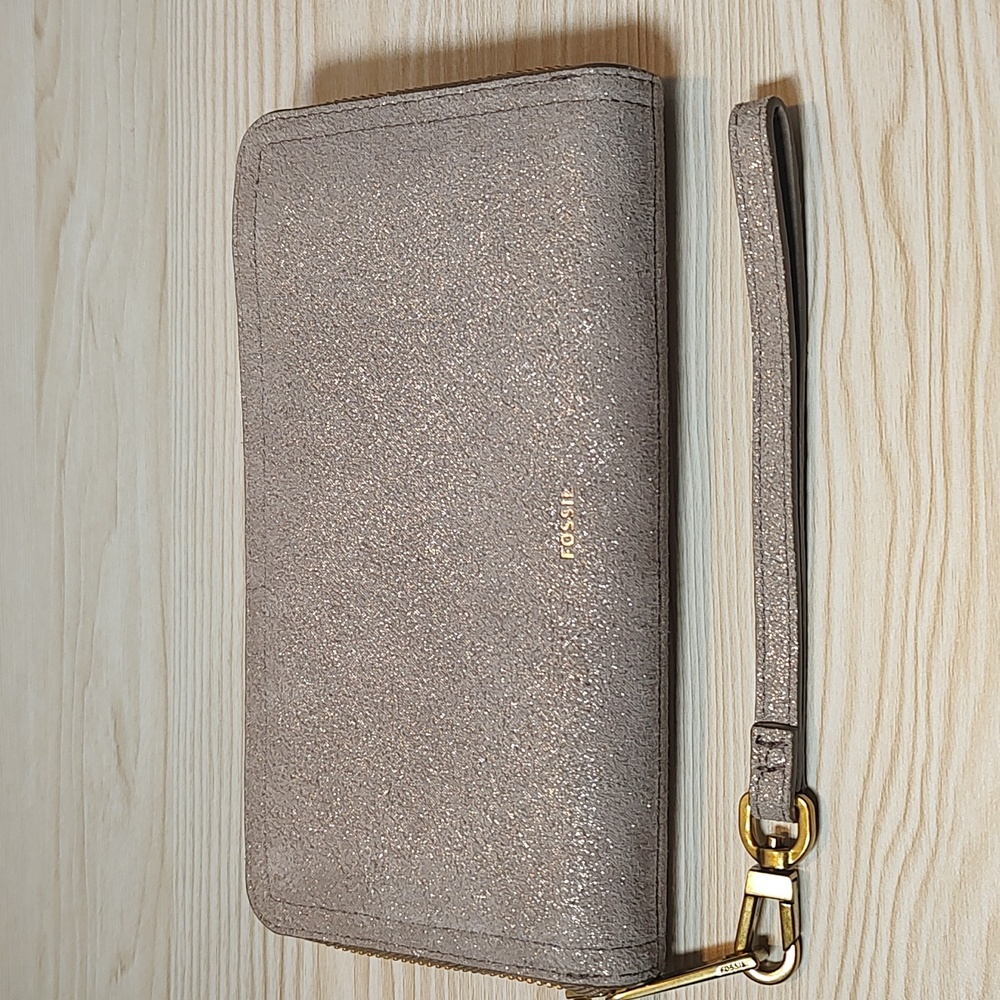 Fossil Shimmering SIlver Wristlet, who doesn’t love a little sparkle 🩶😍